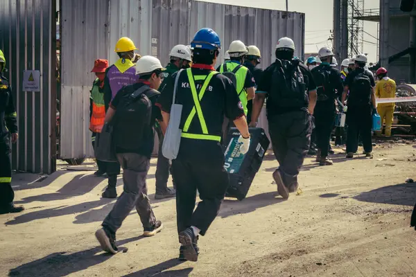Bangkok, Tayland, 29 Mart 2025. Kurtarma ekipleri, Bangkok 'taki deprem sonrasında çöken, inşaat halindeki bir yüksek binanın şantiyesinde çalışıyor. Birçok kurban hala enkaz altında..