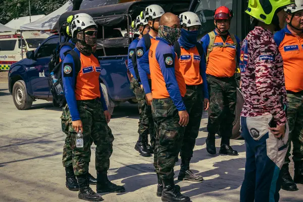 Bangkok, Tayland, 29 Mart 2025. Kurtarma ekipleri, Bangkok 'taki deprem sonrasında çöken, inşaat halindeki bir yüksek binanın şantiyesinde çalışıyor. Birçok kurban hala enkaz altında..