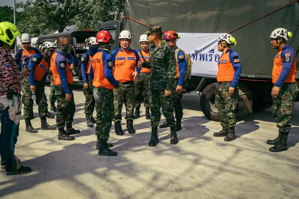 Bangkok, Tayland, 29 Mart 2025. Kurtarma ekipleri, Bangkok 'taki deprem sonrasında çöken, inşaat halindeki bir yüksek binanın şantiyesinde çalışıyor. Birçok kurban hala enkaz altında..