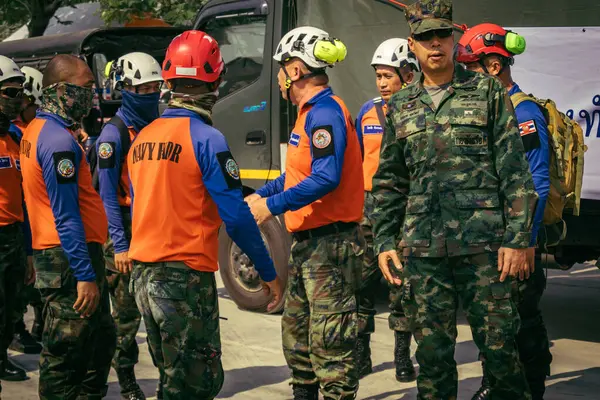 Bangkok, Tayland, 29 Mart 2025. Kurtarma ekipleri, Bangkok 'taki deprem sonrasında çöken, inşaat halindeki bir yüksek binanın şantiyesinde çalışıyor. Birçok kurban hala enkaz altında..