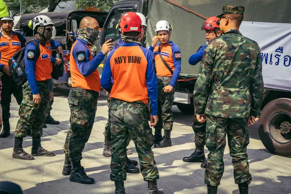 Bangkok, Tayland, 29 Mart 2025. Kurtarma ekipleri, Bangkok 'taki deprem sonrasında çöken, inşaat halindeki bir yüksek binanın şantiyesinde çalışıyor. Birçok kurban hala enkaz altında..