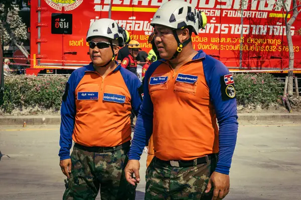 Bangkok, Tayland, 29 Mart 2025. Kurtarma ekipleri, Bangkok 'taki deprem sonrasında çöken, inşaat halindeki bir yüksek binanın şantiyesinde çalışıyor. Birçok kurban hala enkaz altında..