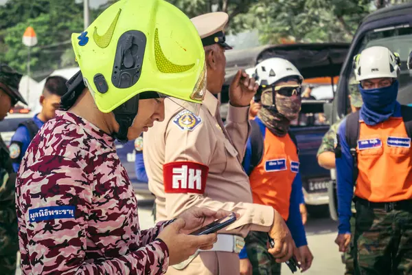 Bangkok, Tayland, 29 Mart 2025. Kurtarma ekipleri, Bangkok 'taki deprem sonrasında çöken, inşaat halindeki bir yüksek binanın şantiyesinde çalışıyor. Birçok kurban hala enkaz altında..
