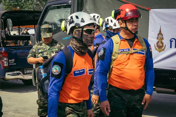 Bangkok, Tayland, 29 Mart 2025. Kurtarma ekipleri, Bangkok 'taki deprem sonrasında çöken, inşaat halindeki bir yüksek binanın şantiyesinde çalışıyor. Birçok kurban hala enkaz altında..