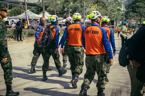 Bangkok, Tayland, 29 Mart 2025. Kurtarma ekipleri, Bangkok 'taki deprem sonrasında çöken, inşaat halindeki bir yüksek binanın şantiyesinde çalışıyor. Birçok kurban hala enkaz altında..