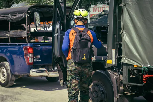 Bangkok, Tayland, 29 Mart 2025. Kurtarma ekipleri, Bangkok 'taki deprem sonrasında çöken, inşaat halindeki bir yüksek binanın şantiyesinde çalışıyor. Birçok kurban hala enkaz altında..