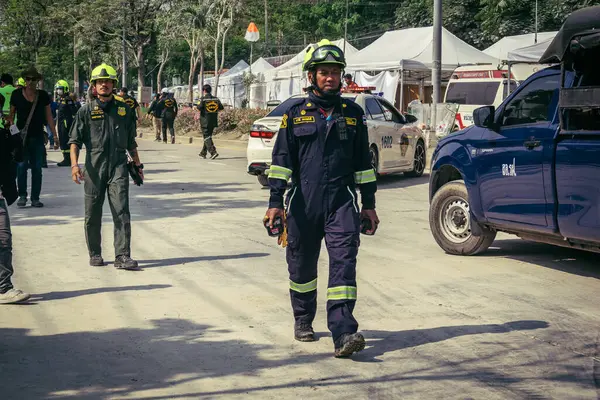 Bangkok, Tayland, 29 Mart 2025. Kurtarma ekipleri, Bangkok 'taki deprem sonrasında çöken, inşaat halindeki bir yüksek binanın şantiyesinde çalışıyor. Birçok kurban hala enkaz altında..