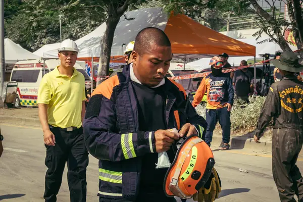 Bangkok, Tayland, 29 Mart 2025. Kurtarma ekipleri, Bangkok 'taki deprem sonrasında çöken, inşaat halindeki bir yüksek binanın şantiyesinde çalışıyor. Birçok kurban hala enkaz altında..
