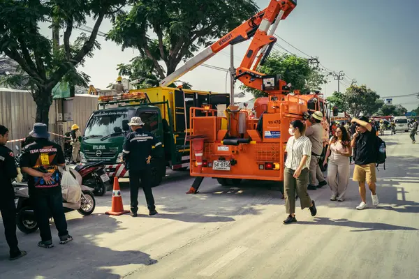 Bangkok, Tayland, 29 Mart 2025. Kurtarma ekipleri, Bangkok 'taki deprem sonrasında çöken, inşaat halindeki bir yüksek binanın şantiyesinde çalışıyor. Birçok kurban hala enkaz altında..