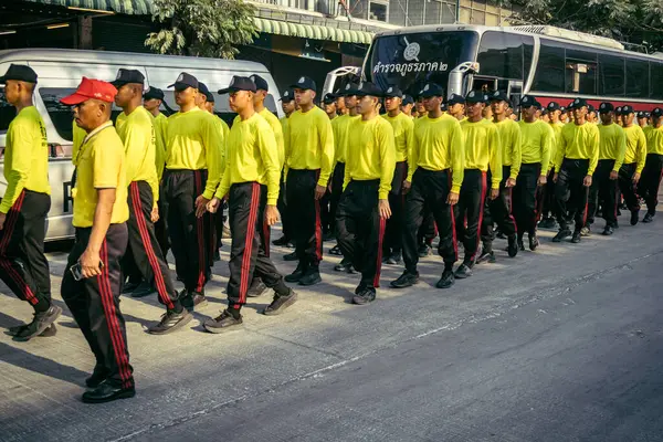 Bangkok, Tayland, 29 Mart 2025. Kurtarma ekipleri, Bangkok 'taki deprem sonrasında çöken, inşaat halindeki bir yüksek binanın şantiyesinde çalışıyor. Birçok kurban hala enkaz altında..
