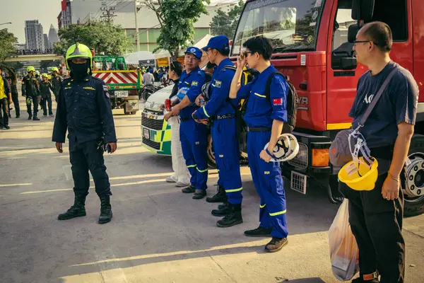 Bangkok, Tayland, 29 Mart 2025. Kurtarma ekipleri, Bangkok 'taki deprem sonrasında çöken, inşaat halindeki bir yüksek binanın şantiyesinde çalışıyor. Birçok kurban hala enkaz altında..