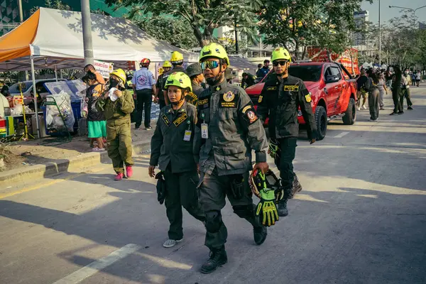 Bangkok, Tayland, 29 Mart 2025. Kurtarma ekipleri, Bangkok 'taki deprem sonrasında çöken, inşaat halindeki bir yüksek binanın şantiyesinde çalışıyor. Birçok kurban hala enkaz altında..