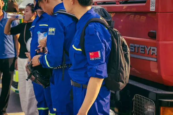 Bangkok, Tayland, 29 Mart 2025. Kurtarma ekipleri, Bangkok 'taki deprem sonrasında çöken, inşaat halindeki bir yüksek binanın şantiyesinde çalışıyor. Birçok kurban hala enkaz altında..