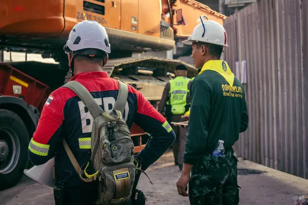 Bangkok, Tayland, 29 Mart 2025. Kurtarma ekipleri, Bangkok 'taki deprem sonrasında çöken, inşaat halindeki bir yüksek binanın şantiyesinde çalışıyor. Birçok kurban hala enkaz altında..