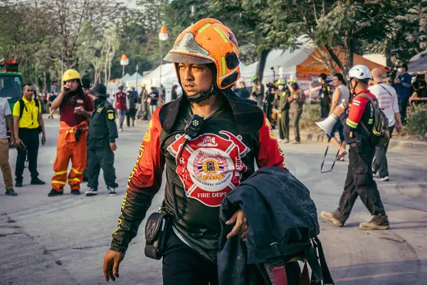 Bangkok, Tayland, 29 Mart 2025. Kurtarma ekipleri, Bangkok 'taki deprem sonrasında çöken, inşaat halindeki bir yüksek binanın şantiyesinde çalışıyor. Birçok kurban hala enkaz altında..