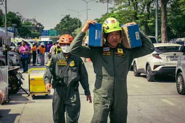 Bangkok, Tayland, 29 Mart 2025. Kurtarma ekipleri, Bangkok 'taki deprem sonrasında çöken, inşaat halindeki bir yüksek binanın şantiyesinde çalışıyor. Birçok kurban hala enkaz altında..