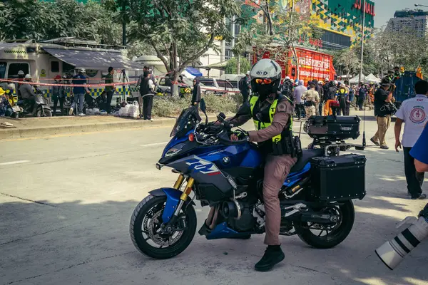 Bangkok, Tayland, 29 Mart 2025. Kurtarma ekipleri, Bangkok 'taki deprem sonrasında çöken, inşaat halindeki bir yüksek binanın şantiyesinde çalışıyor. Birçok kurban hala enkaz altında..