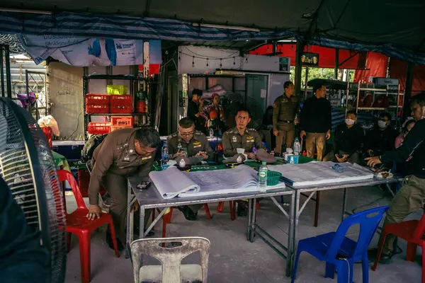 Bangkok, Tayland, 28 Mart 2025. Yetkililer, Tayland başkentinde meydana gelen deprem sonrasında çöken ve inşaat halindeki yüksek binaları ziyaret ediyorlar..