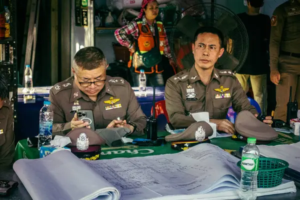 Bangkok, Tayland, 28 Mart 2025. Yetkililer, Tayland başkentinde meydana gelen deprem sonrasında çöken ve inşaat halindeki yüksek binaları ziyaret ediyorlar..