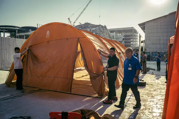 Bangkok, Tayland, 28 Mart 2025. Yetkililer, Tayland başkentinde meydana gelen deprem sonrasında çöken ve inşaat halindeki yüksek binaları ziyaret ediyorlar..