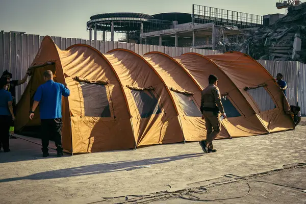 Bangkok, Tayland, 28 Mart 2025. Yetkililer, Tayland başkentinde meydana gelen deprem sonrasında çöken ve inşaat halindeki yüksek binaları ziyaret ediyorlar..