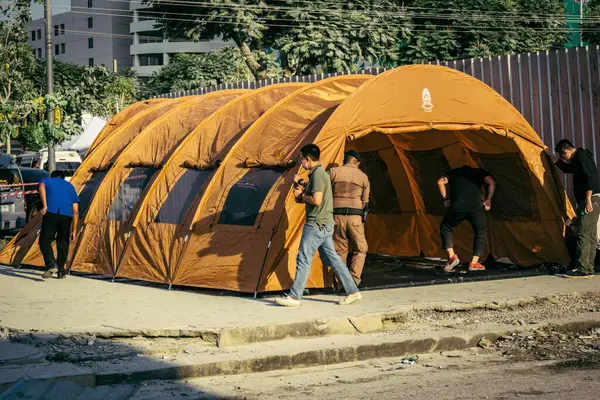 Bangkok, Tayland, 28 Mart 2025. Yetkililer, Tayland başkentinde meydana gelen deprem sonrasında çöken ve inşaat halindeki yüksek binaları ziyaret ediyorlar..