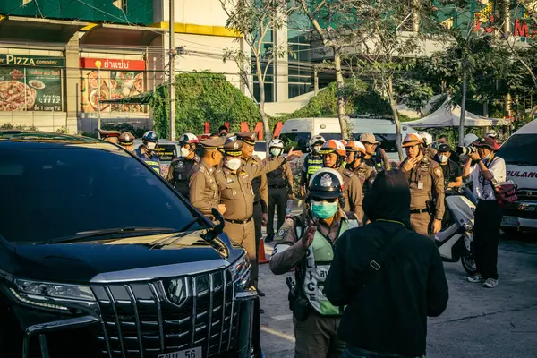 Bangkok, Tayland, 28 Mart 2025. Yetkililer, Tayland başkentinde meydana gelen deprem sonrasında çöken ve inşaat halindeki yüksek binaları ziyaret ediyorlar..