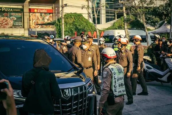 Bangkok, Tayland, 28 Mart 2025. Yetkililer, Tayland başkentinde meydana gelen deprem sonrasında çöken ve inşaat halindeki yüksek binaları ziyaret ediyorlar..