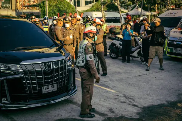 Bangkok, Tayland, 28 Mart 2025. Yetkililer, Tayland başkentinde meydana gelen deprem sonrasında çöken ve inşaat halindeki yüksek binaları ziyaret ediyorlar..