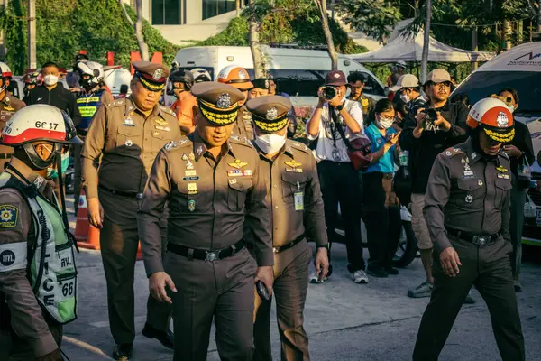Bangkok, Tayland, 28 Mart 2025. Yetkililer, Tayland başkentinde meydana gelen deprem sonrasında çöken ve inşaat halindeki yüksek binaları ziyaret ediyorlar..