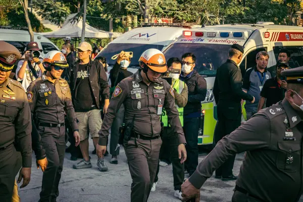 Bangkok, Tayland, 28 Mart 2025. Yetkililer, Tayland başkentinde meydana gelen deprem sonrasında çöken ve inşaat halindeki yüksek binaları ziyaret ediyorlar..