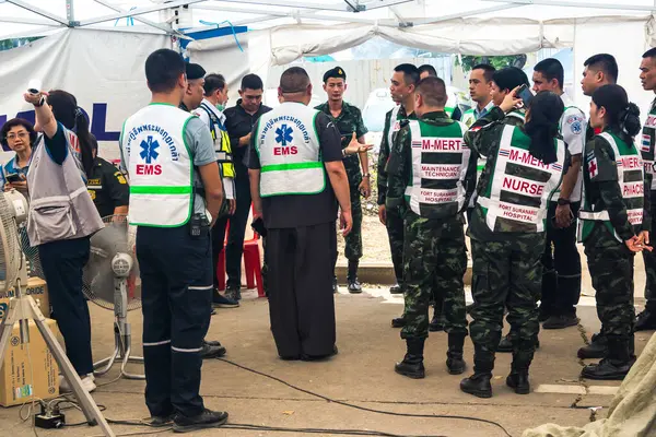 Bangkok, Tayland, 29 Mart 2025. Sağlık çalışanları, Tayland başkentini vuran depremden sonra yıkılan yüksek binadaki kurbanları tedavi etmek için bir çadır kurdular..