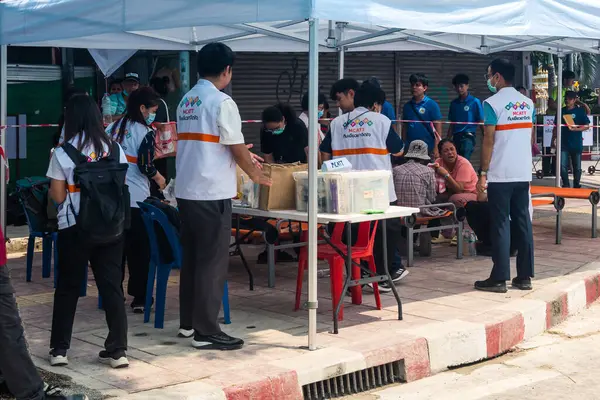 Bangkok, Tayland, 29 Mart 2025. Sağlık çalışanları, Tayland başkentini vuran depremden sonra yıkılan yüksek binadaki kurbanları tedavi etmek için bir çadır kurdular..