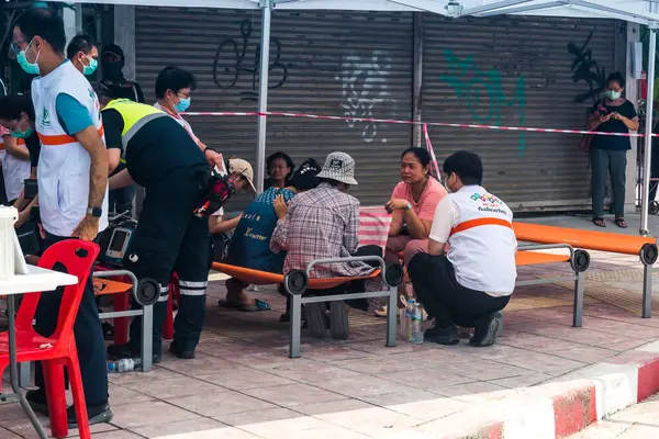 Bangkok, Tayland, 29 Mart 2025. Sağlık çalışanları, Tayland başkentini vuran depremden sonra yıkılan yüksek binadaki kurbanları tedavi etmek için bir çadır kurdular..