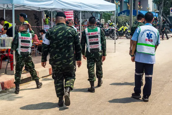 Bangkok, Tayland, 29 Mart 2025. Sağlık çalışanları, Tayland başkentini vuran depremden sonra yıkılan yüksek binadaki kurbanları tedavi etmek için bir çadır kurdular..