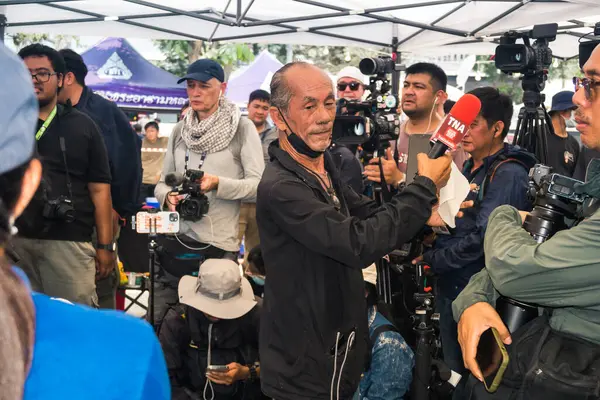 Bangkok, Tayland, 29 Mart 2025. Dünyanın dört bir yanından gazeteciler, Bangkok 'taki depremin ardından bir binanın çökmesiyle Tayland' ı vuran felaketi haber yapıyorlar..