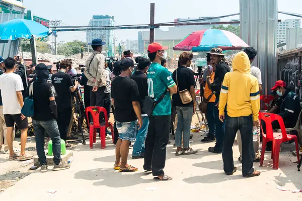 Bangkok, Tayland, 29 Mart 2025. Dünyanın dört bir yanından gazeteciler, Bangkok 'taki depremin ardından bir binanın çökmesiyle Tayland' ı vuran felaketi haber yapıyorlar..
