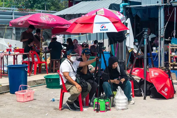 Bangkok, Tayland, 29 Mart 2025. Dünyanın dört bir yanından gazeteciler, Bangkok 'taki depremin ardından bir binanın çökmesiyle Tayland' ı vuran felaketi haber yapıyorlar..