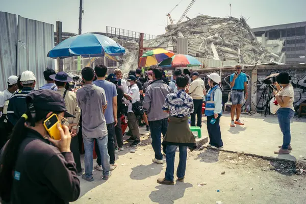 Bangkok, Tayland, 29 Mart 2025. Dünyanın dört bir yanından gazeteciler, Bangkok 'taki depremin ardından bir binanın çökmesiyle Tayland' ı vuran felaketi haber yapıyorlar..