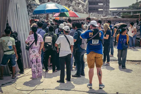 Bangkok, Tayland, 29 Mart 2025. Dünyanın dört bir yanından gazeteciler, Bangkok 'taki depremin ardından bir binanın çökmesiyle Tayland' ı vuran felaketi haber yapıyorlar..