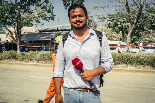 Bangkok, Tayland, 29 Mart 2025. Dünyanın dört bir yanından gazeteciler, Bangkok 'taki depremin ardından bir binanın çökmesiyle Tayland' ı vuran felaketi haber yapıyorlar..