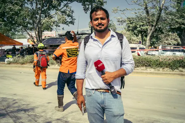 Bangkok, Tayland, 29 Mart 2025. Dünyanın dört bir yanından gazeteciler, Bangkok 'taki depremin ardından bir binanın çökmesiyle Tayland' ı vuran felaketi haber yapıyorlar..