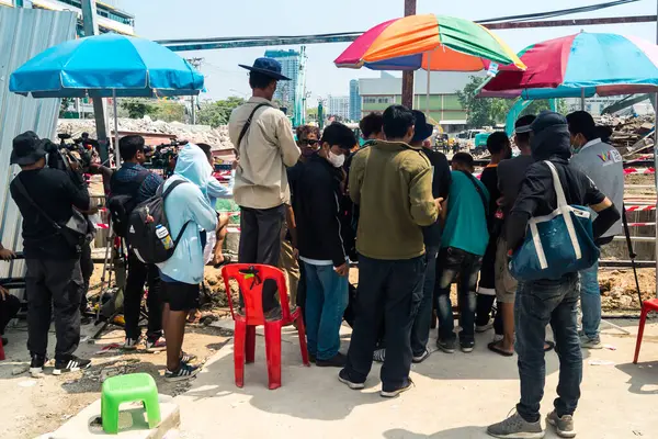 Bangkok, Tayland, 29 Mart 2025. Dünyanın dört bir yanından gazeteciler, Bangkok 'taki depremin ardından bir binanın çökmesiyle Tayland' ı vuran felaketi haber yapıyorlar..