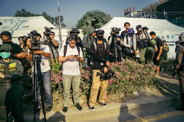 Bangkok, Tayland, 29 Mart 2025. Dünyanın dört bir yanından gazeteciler, Bangkok 'taki depremin ardından bir binanın çökmesiyle Tayland' ı vuran felaketi haber yapıyorlar..