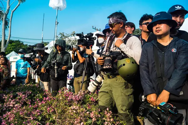 Bangkok, Tayland, 29 Mart 2025. Dünyanın dört bir yanından gazeteciler, Bangkok 'taki depremin ardından bir binanın çökmesiyle Tayland' ı vuran felaketi haber yapıyorlar..