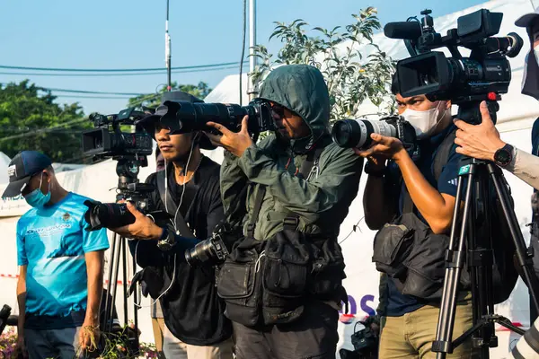 Bangkok, Tayland, 29 Mart 2025. Dünyanın dört bir yanından gazeteciler, Bangkok 'taki depremin ardından bir binanın çökmesiyle Tayland' ı vuran felaketi haber yapıyorlar..