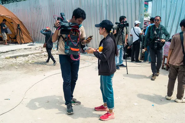 Bangkok, Tayland, 29 Mart 2025. Dünyanın dört bir yanından gazeteciler, Bangkok 'taki depremin ardından bir binanın çökmesiyle Tayland' ı vuran felaketi haber yapıyorlar..