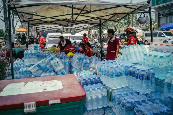 Bangkok, Tayland, 29 Mart 2025. Gönüllüler, Tayland başkentini deprem vurduktan sonra yıkılan yüksek binadaki kurtarma ekiplerine çadır kurdular ve su ve yiyecek dağıttılar..