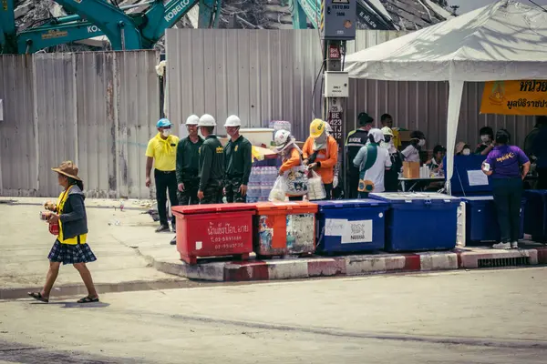 Bangkok, Tayland, 29 Mart 2025. Gönüllüler, Tayland başkentini deprem vurduktan sonra yıkılan yüksek binadaki kurtarma ekiplerine çadır kurdular ve su ve yiyecek dağıttılar..