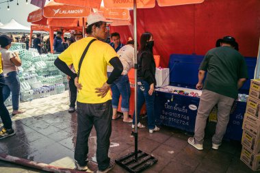 Bangkok, Tayland, 29 Mart 2025. Gönüllüler, Tayland başkentini deprem vurduktan sonra yıkılan yüksek binadaki kurtarma ekiplerine çadır kurdular ve su ve yiyecek dağıttılar..